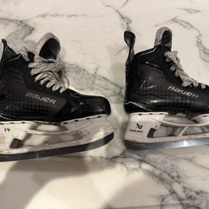 2024 Bauer Supreme Shadow Hockey Skates Regular Width 8.5 (Used)