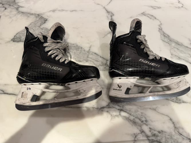 2024 Bauer Supreme Shadow Hockey Skates Regular Width 8.5 (Used)