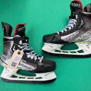 Intermediate Bauer Vapor Hyperlite Hockey Skates Narrow Width Size 5 (Used)