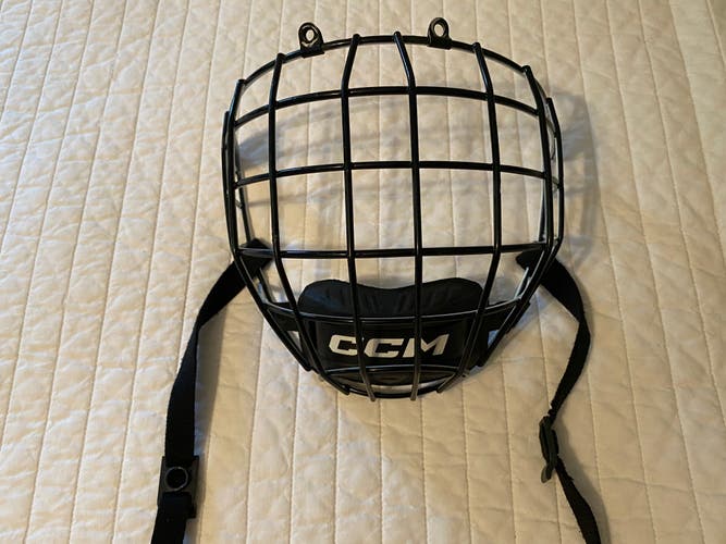 Small CCM FM580 (Black & White)