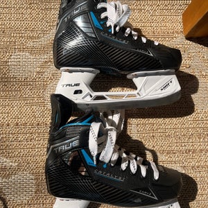 2025 True Catalyst 5X4 Hockey Skates Regular Width 5.5 (Used)
