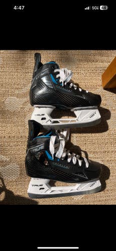 2025 True Catalyst 5X4 Hockey Skates Regular Width 5.5 (Used)