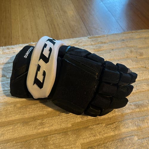Oskar Sundqvist Used Hockey Glove (Penguins 16-17 Season)