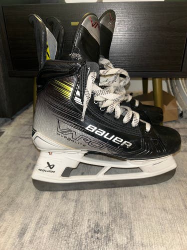 BARELY USED Bauer Vapor Hyperlite 2 Hockey Skates 7.5 WITH NEW BLADES
