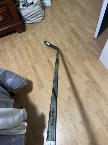 Junior Bauer Hyperlite 2 Left Hand Hockey Stick P28 (Used)