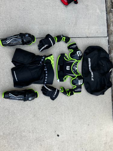 Youth larg Winnwell Starter Kit (Used)