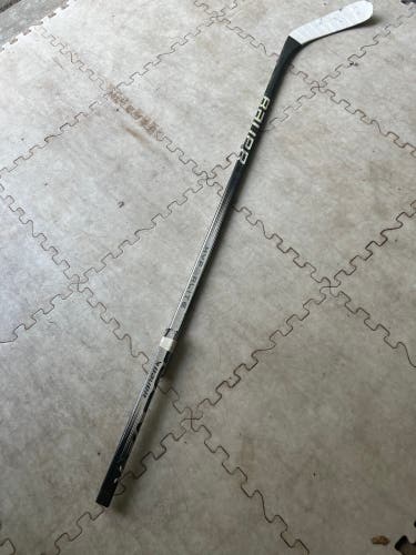 Senior Bauer Vapor Hyperlite 2 Right Handed Hockey Stick P92 Pro Stock (Used)