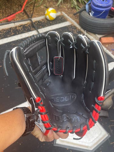 2024 Wilson A2000 1975 RH Infield Baseball Glove 11.75" (New)