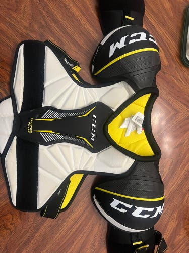 Junior Large CCM Tacks Shoulder Pads (Used)