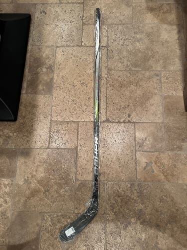 Senior Bauer Vapor Hyperlite 2 Right Handed Hockey Stick P28 (New)
