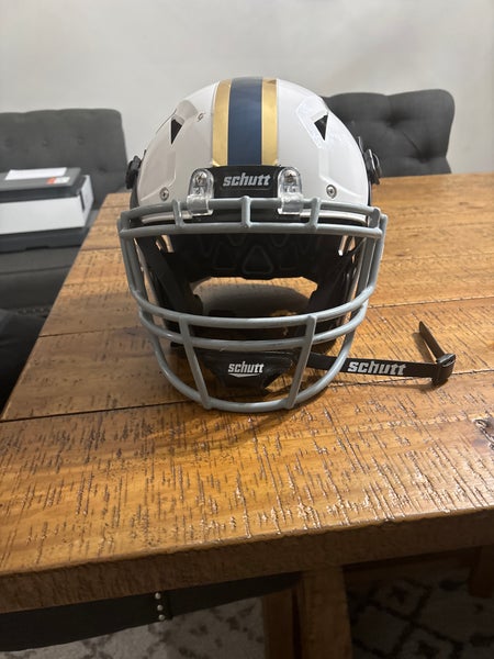 Medium Youth Schutt Vengeance A11 Helmet (Used)