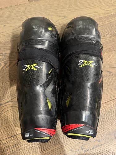 Intermediate Bauer Vapor 2X Pro 13" Shin Pads (Used)