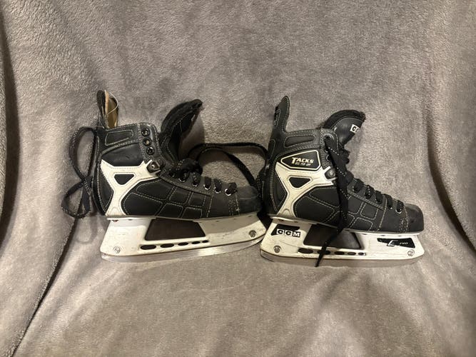Used Intermediate CCM Regular Width   Size 4.5 Tacks 692 Hockey Skates