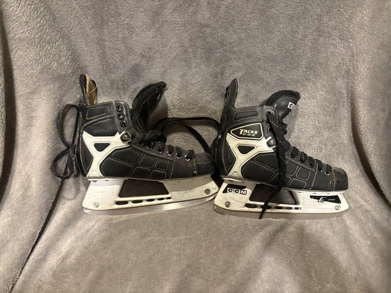 Used Intermediate CCM Regular Width   Size 4.5 Tacks 692 Hockey Skates