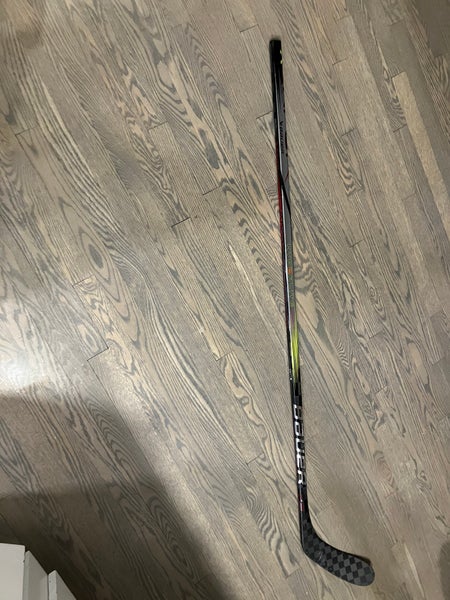 Intermediate Bauer Vapor Hyperlite 2 Left Hand Hockey Stick P28 Pro Stock (Used)