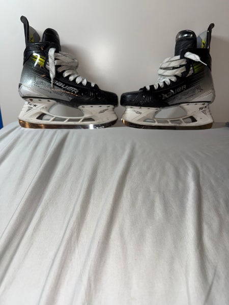 Bauer Vapor Hyperlite 2 Hockey Skates Regular Width  Pro Stock 10 (Used)