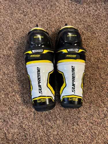 Junior Bauer Supreme Matrix 11" Shin Pads (New)