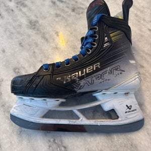 2024 Bauer Vapor Hyperlite 2 Hockey Skates  Size 5.5 (Used)