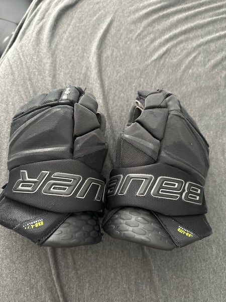 Bauer Hyperlite Gloves