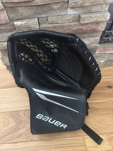 Bauer Hyperlite 2 goalie glove