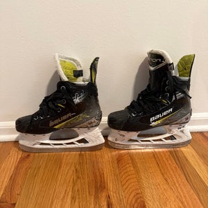 2023 Bauer Vapor X4 Hockey Skates Regular Width Size 2.5 (Used)