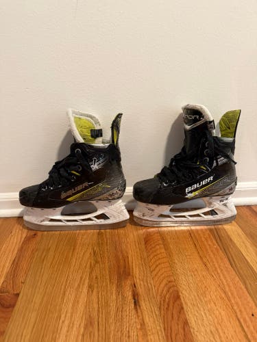 2023 Bauer Vapor X4 Hockey Skates Regular Width Size 2.5 (Used)