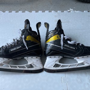Bauer Supreme UltraSonic Hockey Skates Regular Width Size 5 (Used)