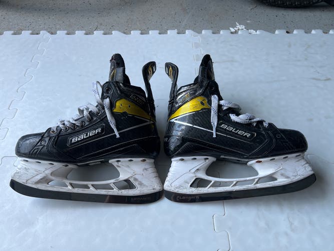 Bauer Supreme UltraSonic Hockey Skates Regular Width Size 5 (Used)