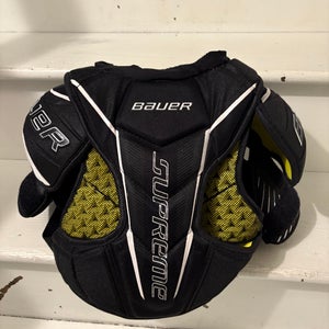 Medium Junior Bauer S190 Shoulder Pads (Used)