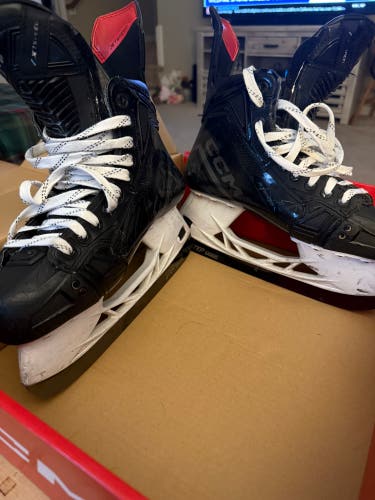 2024 CCM JetSpeed FT690 Hockey Skates Regular Width 8.5 (Used)