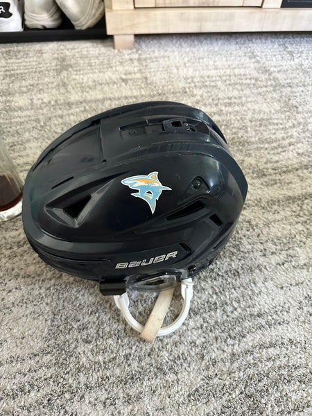Liu hockey helmet