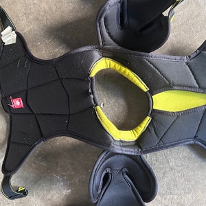 Medium Junior CCM Tacks 9550 Shoulder Pads (Used)