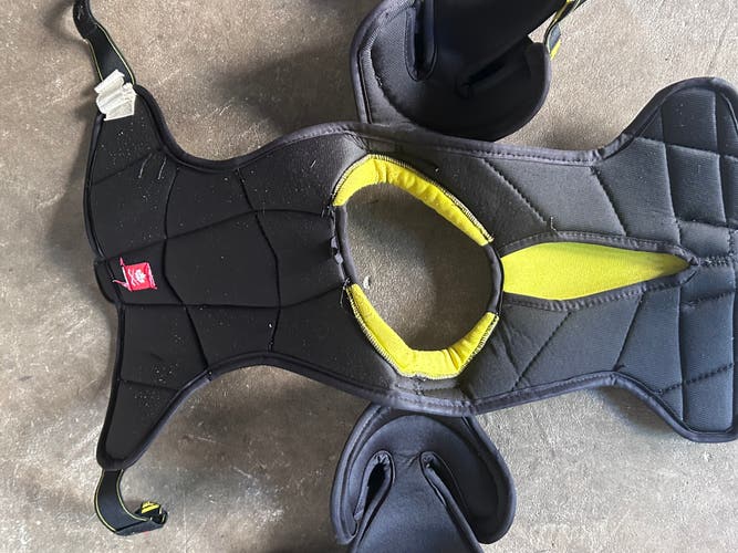 Medium Junior CCM Tacks 9550 Shoulder Pads (Used)