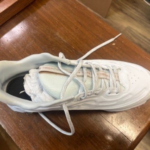 White Men's Size M 10.5 (W 11.5) Adult Mizuno Low Top Metal (New)