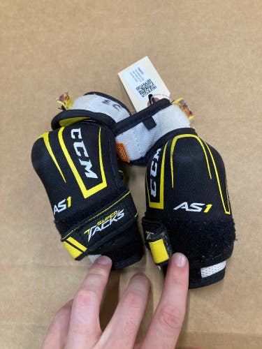 Youth Medium CCM Super Tacks AS1 Elbow Pads (Used)