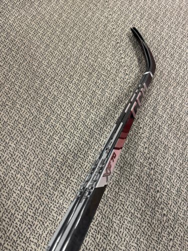 2-Pack CCM Tacks XF70 50 Flex P28 curve right hand sticks