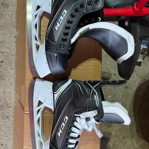 CCM Tacks 9040 Hockey Skates Size 4 (New)
