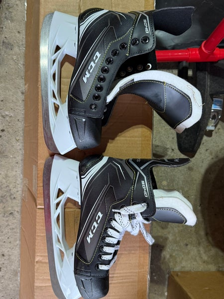 CCM Tacks 9040 Hockey Skates Size 4 (New)