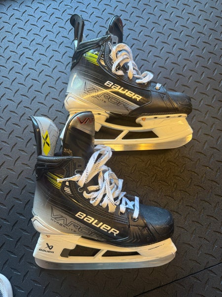 2025 Bauer Vapor Hyperlite 2 Hockey Skates Regular Width   7 (Used)