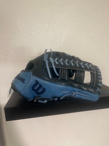 2023 Wilson RH Outfield A2000 Baseball Glove 12.75" (New)