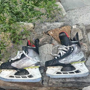 Bauer Vapor Hyperlite Hockey Skates Size 6.5 (Used)