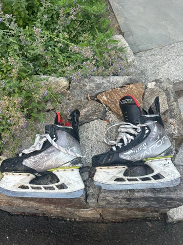 Bauer Vapor Hyperlite Hockey Skates Size 6.5 (Used)
