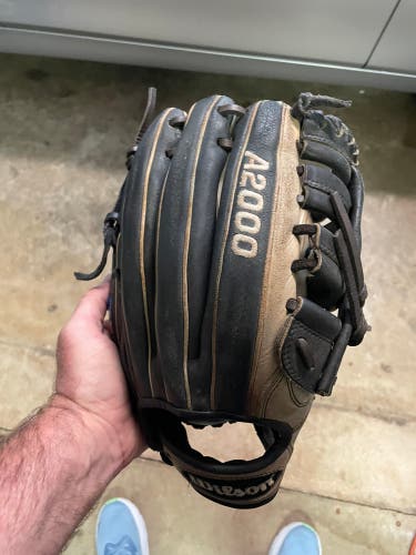 Wilson RH Outfield A2000 Baseball Glove 11.75" (Used)