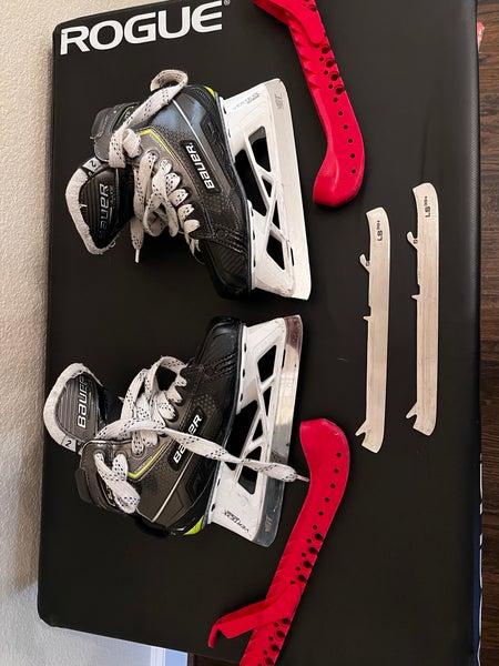 Bauer Elite Hockey Goalie Skates Regular Width  Size 2 (Used)