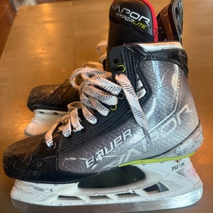 2024 Bauer Vapor Hyperlite Hockey Skates Regular Width Size 5.5 (Used)