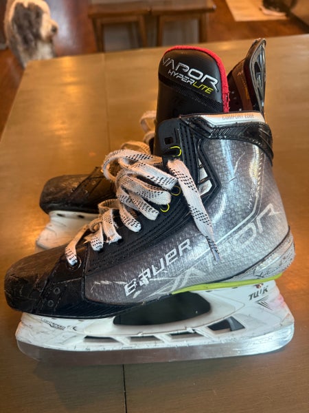 2024 Bauer Vapor Hyperlite Hockey Skates Regular Width Size 5.5 (Used)