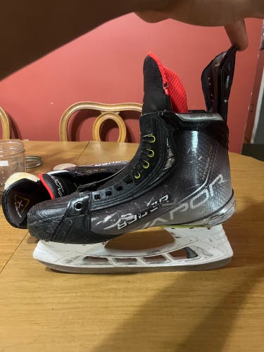 Bauer Vapor Hyperlite Hockey Skates 8 (Used)
