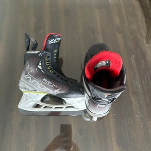 2023 Bauer Vapor Hyperlite Hockey Skates Size 4 (Used)