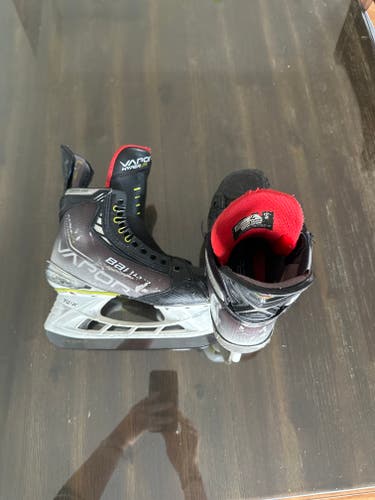2023 Bauer Vapor Hyperlite Hockey Skates Size 4 (Used)