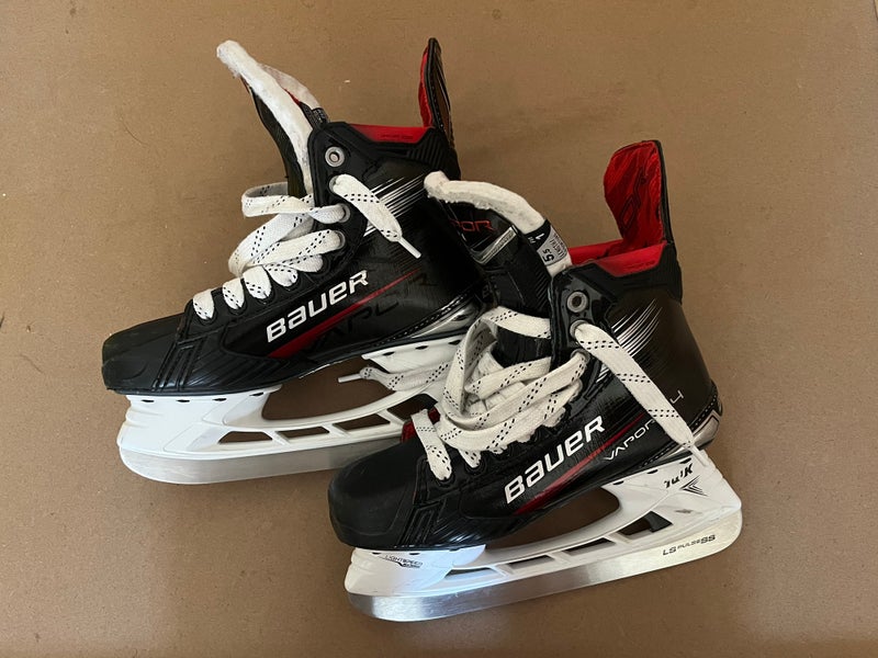 Bauer Vapor X4 Hockey Skates Size 5.5 (Used)